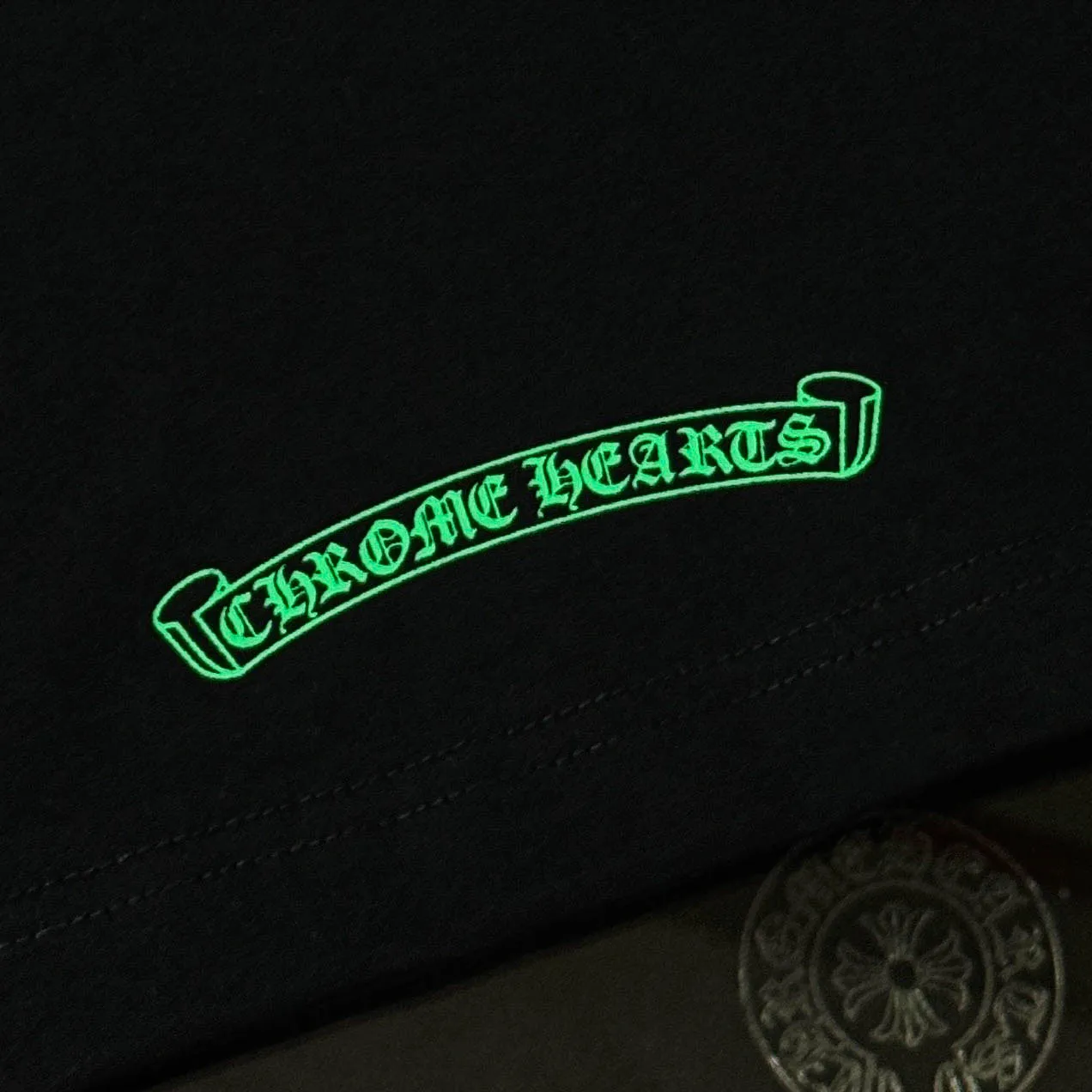 P180 Chrome Hearts Chrome Hearts 25 high-end versions. The fabric is made of 300 grams of high-density pure cotton. It does not deform or shrink. It has three labels. It is the same style for men and women. Technology: suede foaming + digital printing. Color: white, black. SIZE: S-XL.